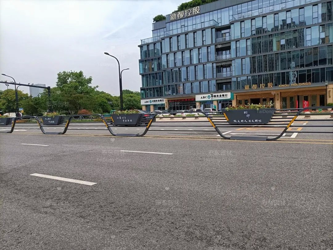 1689125856215758.jpg 花箱