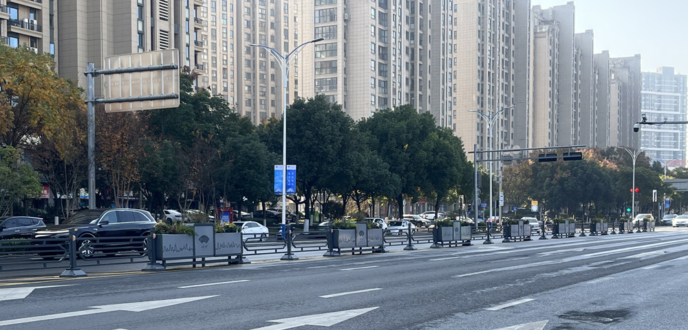 1702003020627952.jpg 花箱